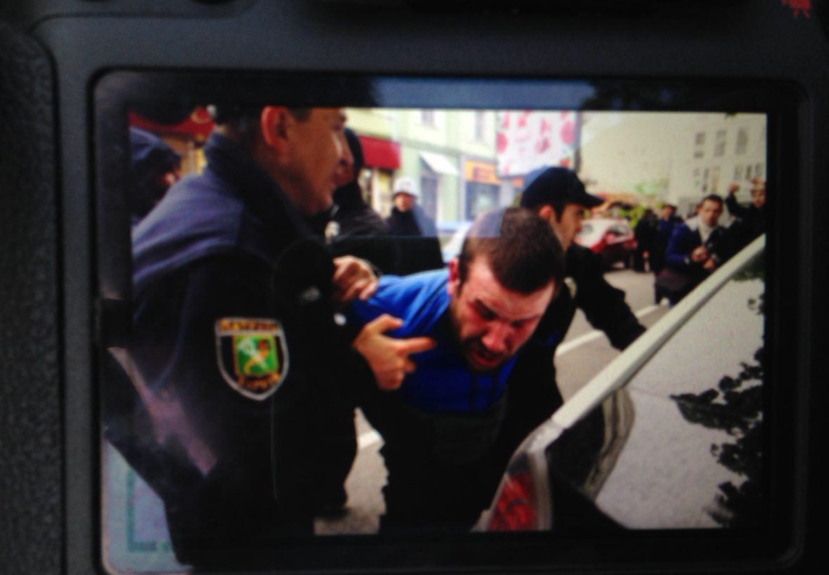 В Сети появилось видео жестокой стычки противников ЛГБТ и полиции в Харькове - агрессивные молодчики травмировали двух полицейских