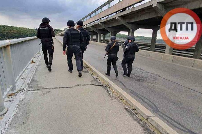 ​Захват моста со стрельбой и взрывчаткой в Киеве: онлайн-трансляция ЧП