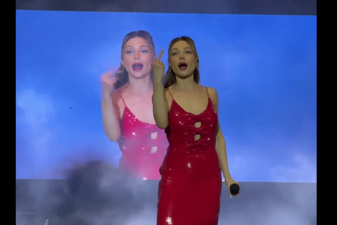 Тина Кароль со сцены показала средний палец предательнице Ани Лорак