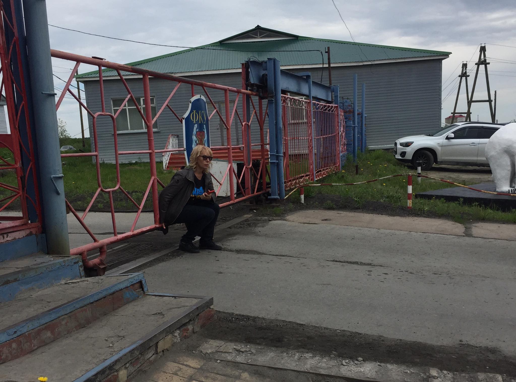 Омбудсмен Денисова прибыла к Сенцову и находится в нескольких метрах - подробности и кадры