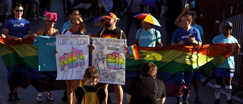 В Мадриде прошел крупнейший в Европе ЛГБТ-парад: в колонне были замечены российский триколор и плакаты в поддержку геев Чечни - опубликованы уникальные фото и видеокадры