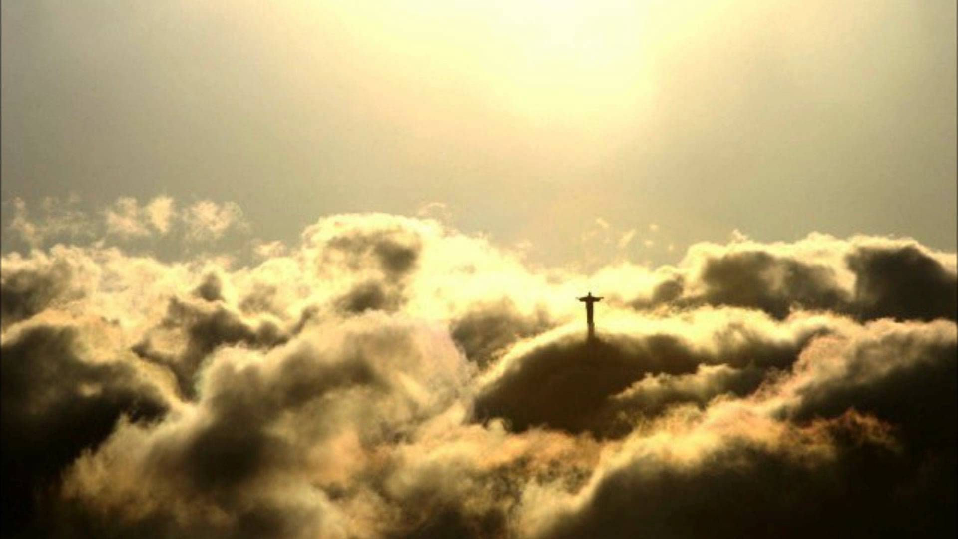 Автомобилист увидел "парящего Иисуса" в небе над Бразилией – кадры 
