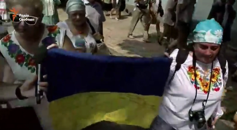 Крестный ход в Киеве: верующие несут украинские флаги с подписями бойцов с линии фронта в Донбассе