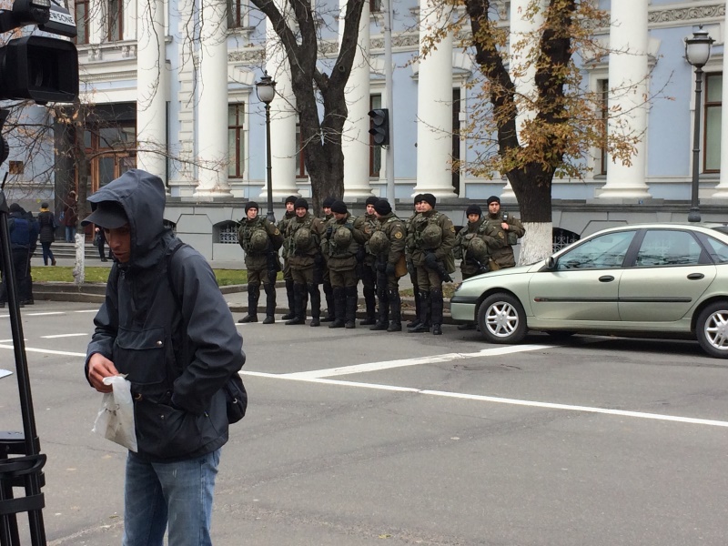 Протесты в Киеве: возле Нацбанка высадился десант бойцов Нацгвардии и Нацполиции, ВР  под усиленной охраной, повсюду скорые