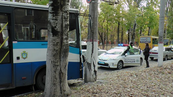 Маршрутка с 30 пассажирами влетела в электростолб в Херсоне: опубликованы кадры с места жуткого ДТП и названо количество раненых