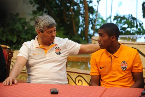 Луческу не будет против ухода Дугласа Косты в "Милан"