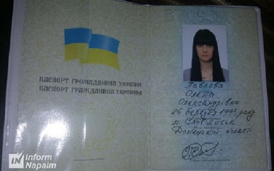 Для Моторолы псевдореспублика "ДНР" была пустым местом? В паспорте жены боевика найдена украинская печать о регистрации брака (кадры)