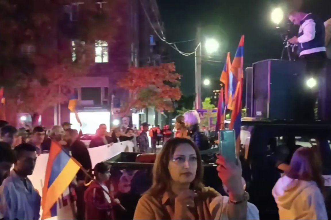 ​"Должна убраться ко всем чертям", - протестующие в Ереване требуют "вышвырнуть" Россию