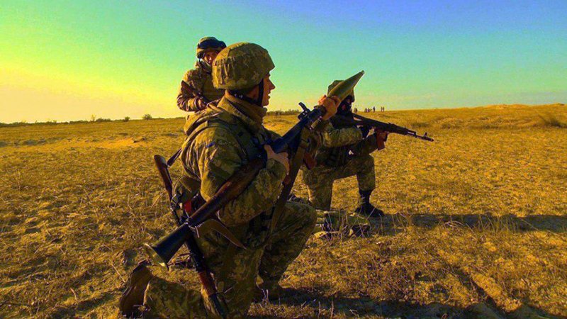 Украинские десантники провели военные маневры недалеко от оккупированного Крыма: эффектные кадры учений