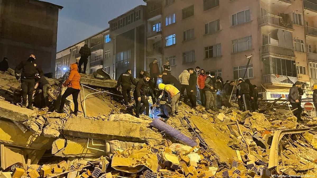 ​Землетрясение в Турции: момент падения 8-этажного дома в Кахраманмараше попал в кадры