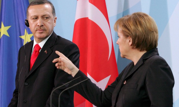 Эрдоган договорился! Меркель решила отомстить президенту Турции за его словесные выпады и действия по отношению к гражданам ФРГ: Берлин бьет по Анкаре экономически
