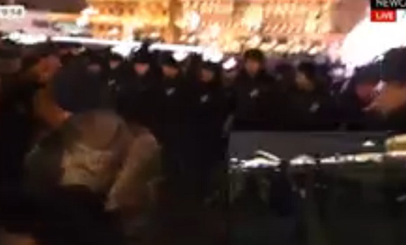 На Манежной площади Москвы полиция задерживает сторонников Навального, "Антимайдан" кричит речевки