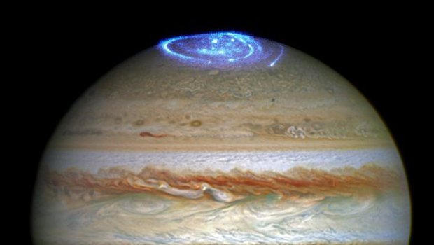 Юпитер во всей красе: телескоп "Хаббл" поразил всех снимками полярного сияния на вершине газового гиганта