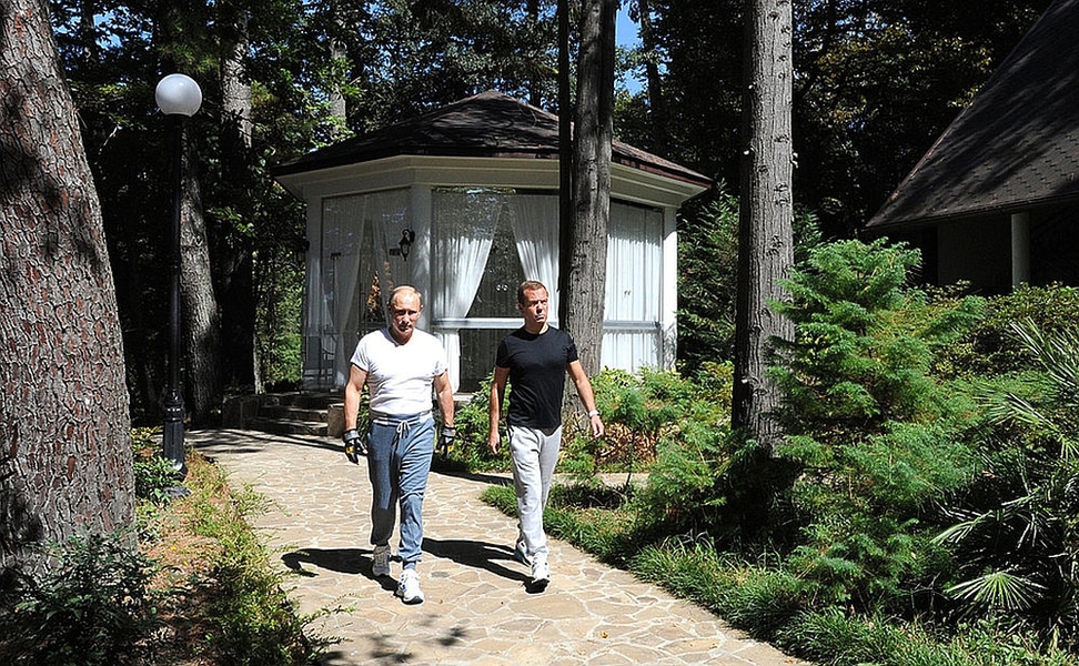 "Сладкая парочка": Соцсети высмеяли совместный отдых Путина и Медведева