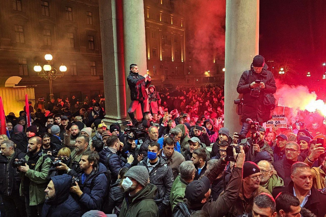 Тисячі сербів штурмують будівлю міськадміністрації Белграда – Вучич зробив екстрену заяву