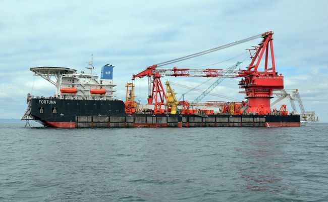 У России новая проблема с "Северным потоком - 2": трубоукладчик вернулся в порт и прекратил строительство 