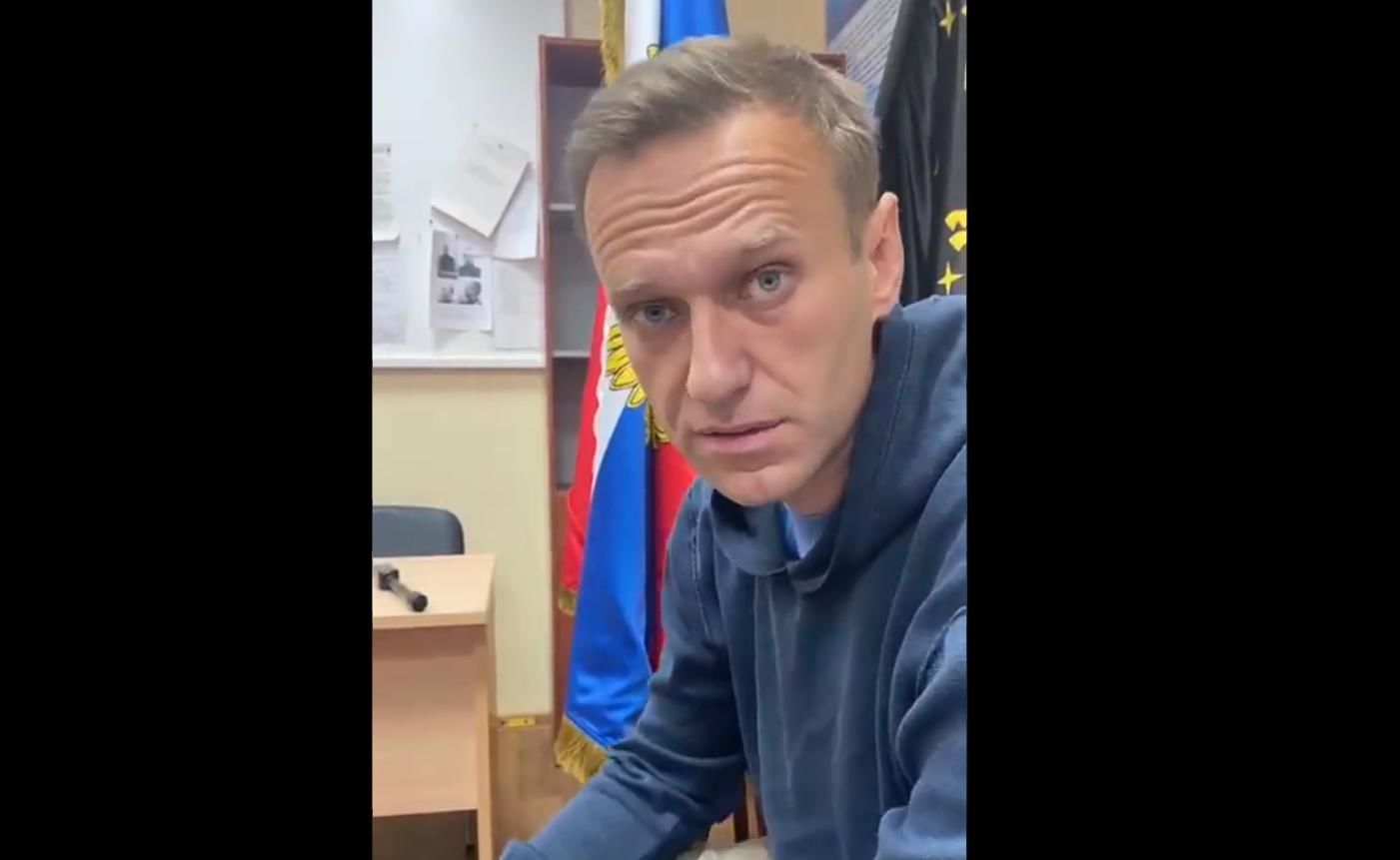 Навальный рассказал, что с ним сделали после задержания в аэропорту: "Дед в бункере сильно боится"