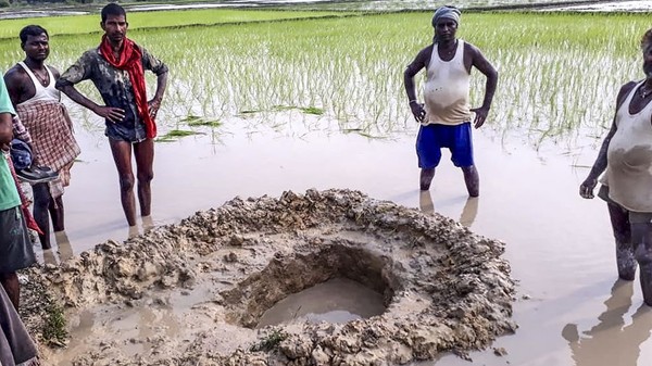 На Землю рухнул метеорит: космическое тело оставило большой кратер на рисовом поле 
