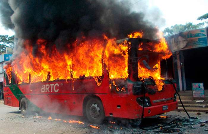 ​В Бангладенш протестующие сожгли автобус с пассажирами