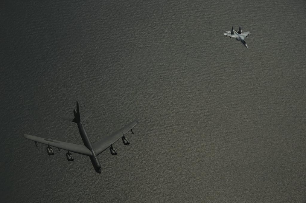 ​Перехват произошел на безопасном расстоянии: Минобороны США опубликовали кадры инцидента с истребителей Су-27 и бомбардировщиком В-52