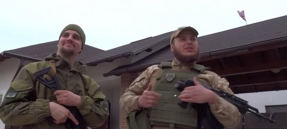 В Широкино доброволец из "Азова" специально для Киселева поднял флаг США. Видео