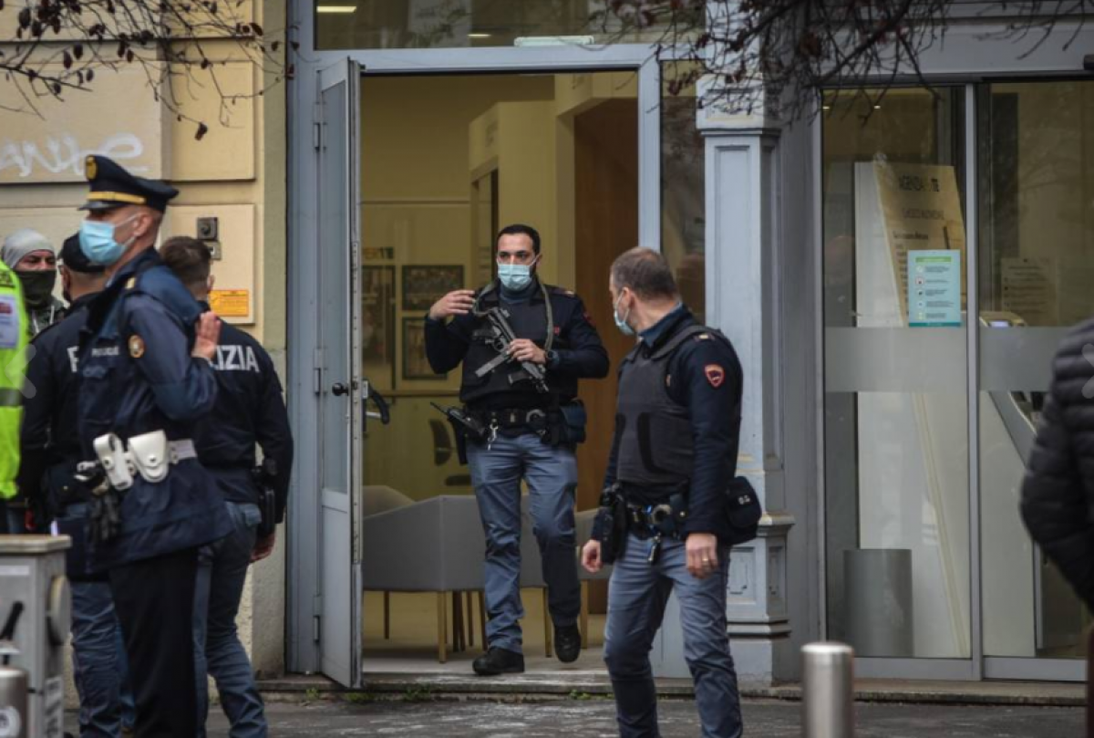 В центре Милана неизвестные захватили заложников в банке: СМИ сообщили о внезапной развязке
