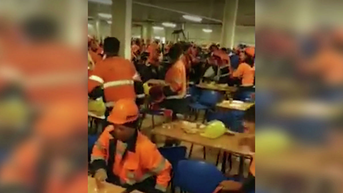 ​Нехватка еды: российские рабочие на заводе устроили бунт и начали громить столовую