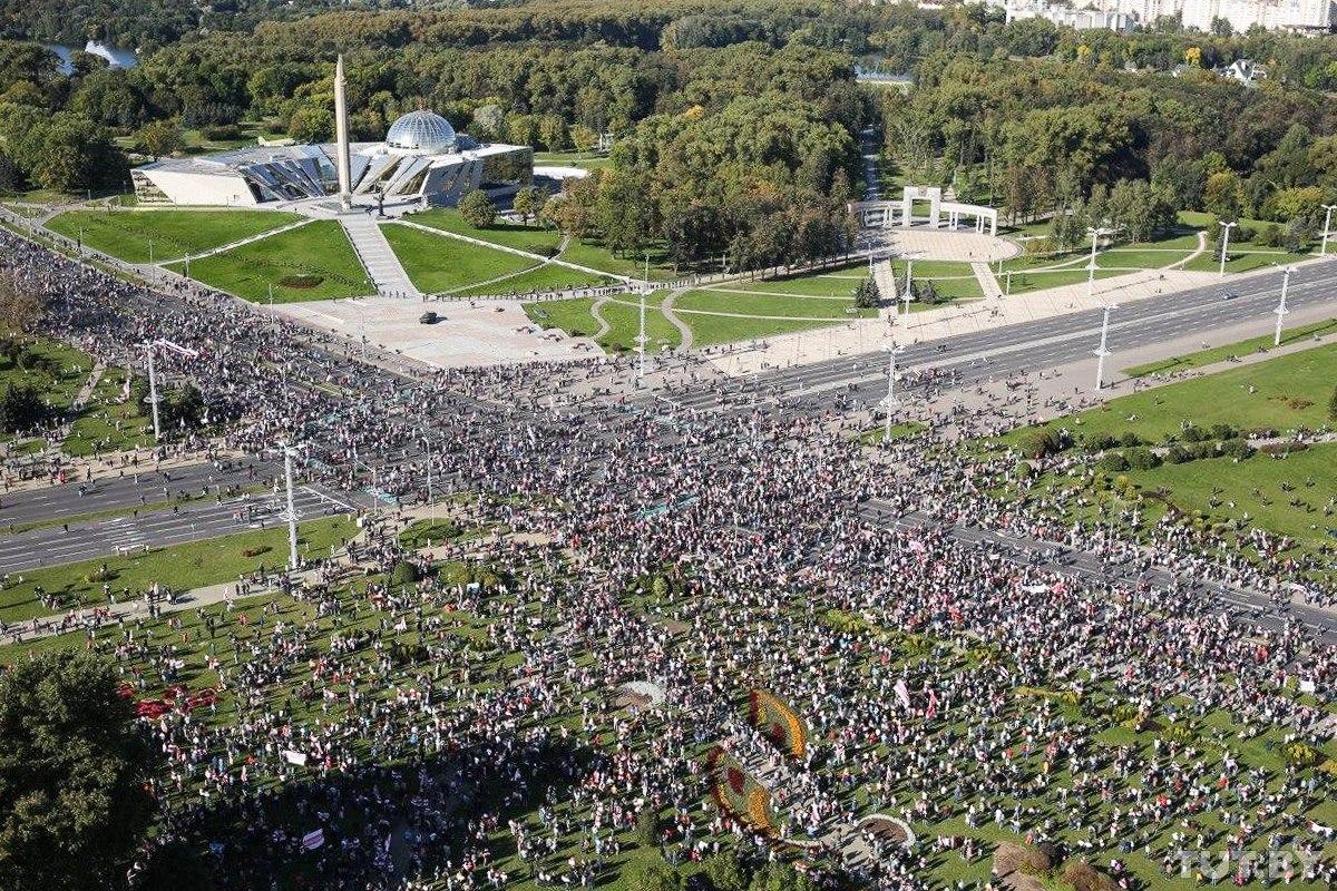 ​В Минске 15 тысяч протестующих направились к резиденции Лукашенко, которую стерегут войска и снайперы