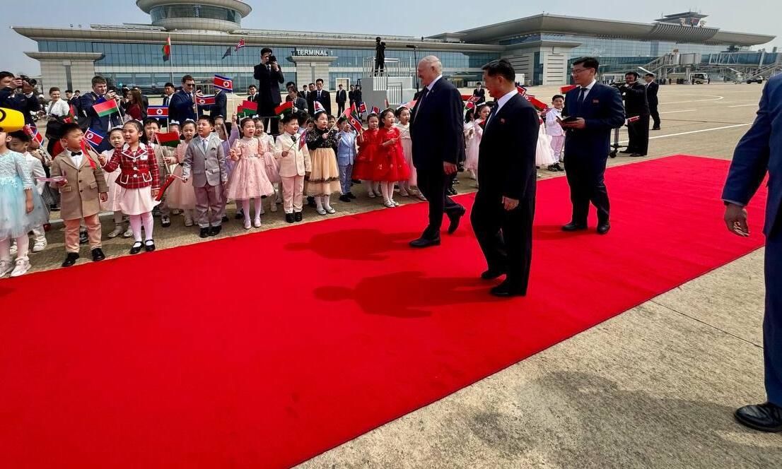 Дети с флагами и салют: Лукашенко прибыл в КНДР для встречи с диктатором Кимом