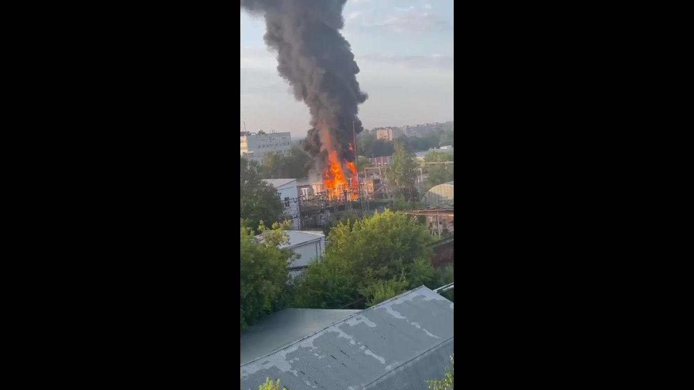 ​Дроны атаковали электроподстанцию в Сергиевом Посаде и завод в Азове – в Сети публикуют кадры