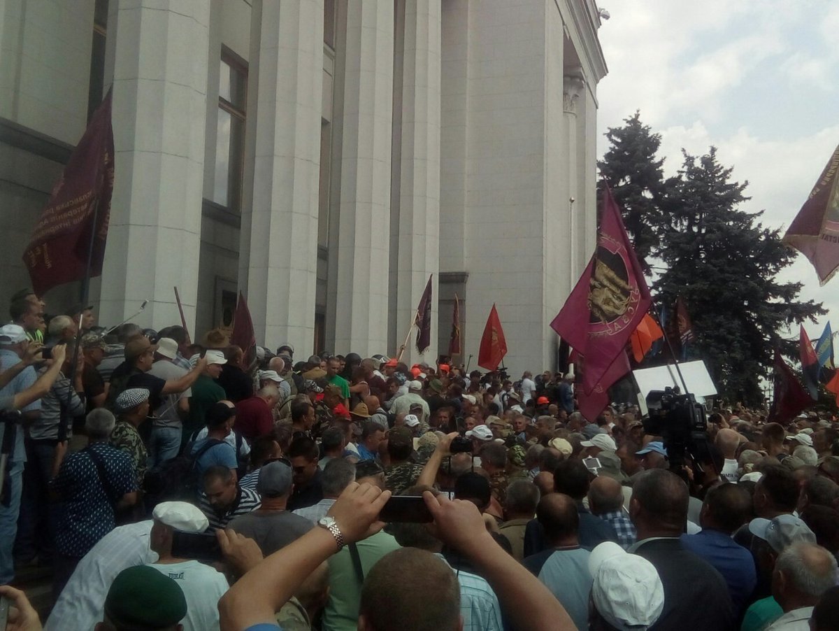 Протесты у Верховной Рады: названо количество задержанных и пострадавших – кадры