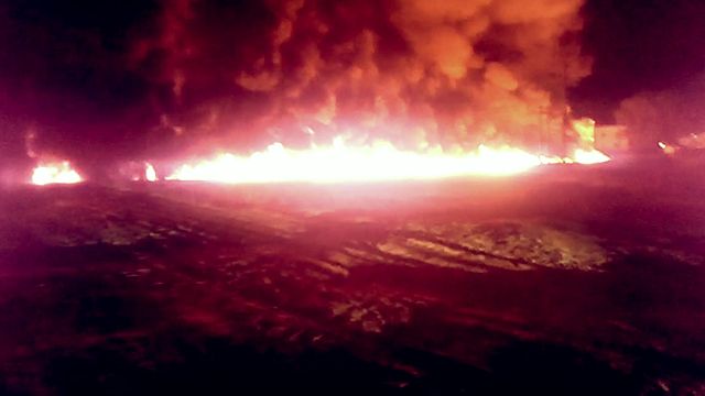 Огненный “апокалипсис” под Саратовом: поток горящей нефти обрушился на поселок - подробности и кадры