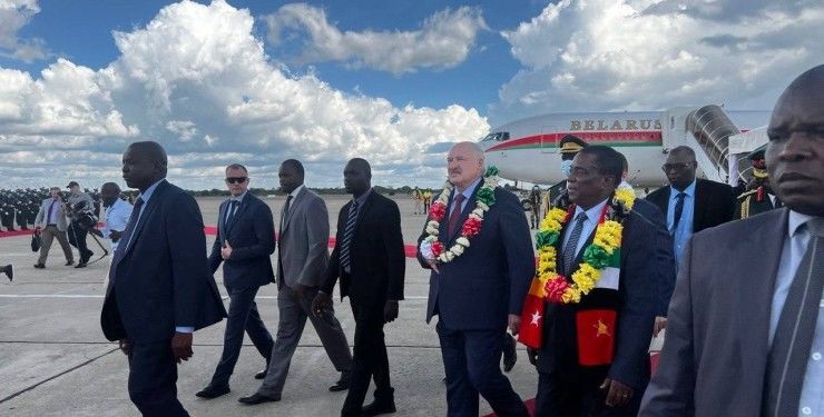 Невзоров пояснив, чому Лукашенка в аеропорту Зімбабве зустрічали таким дивним привітанням