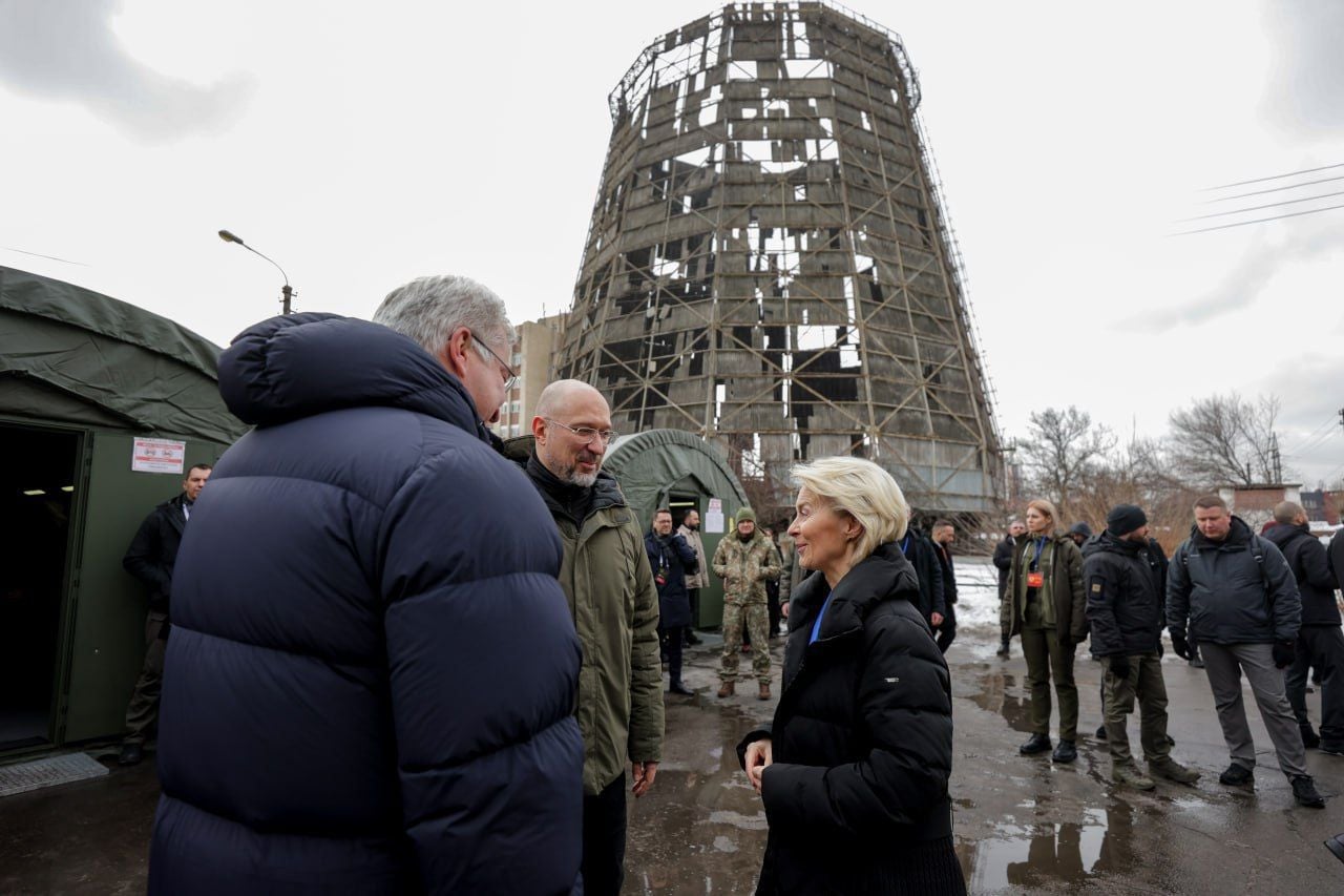Европейским чиновникам провели "экскурсию" по уничтоженной Россией Дарницкой ТЭЦ