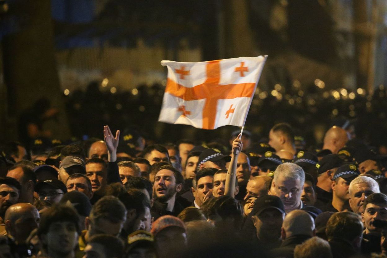 ​В Тбилиси восстание: под парламентом столкновение протестующих со спецназом из-за пророссийской партии