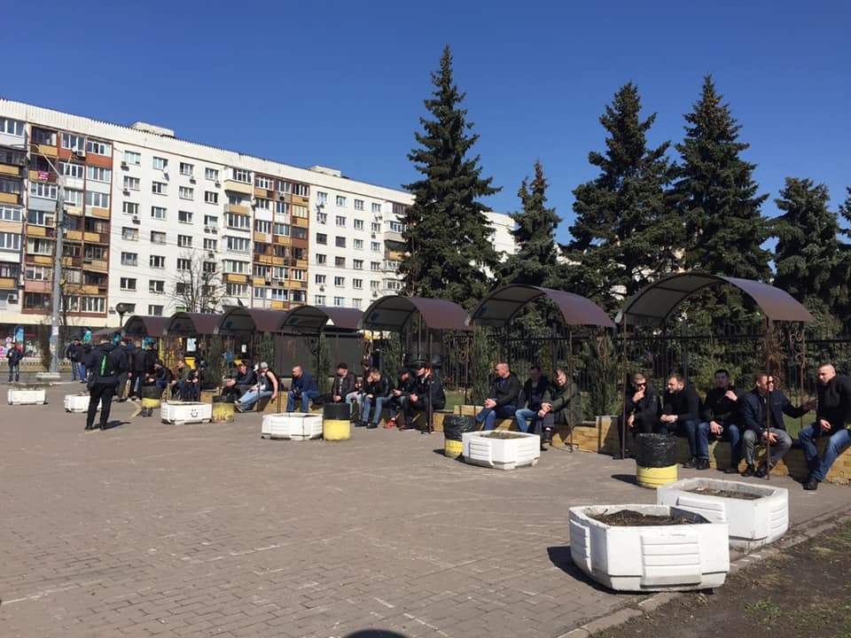 "Красиво сидят парни": в Киеве появилось несколько десятков "титушек" – кадры 