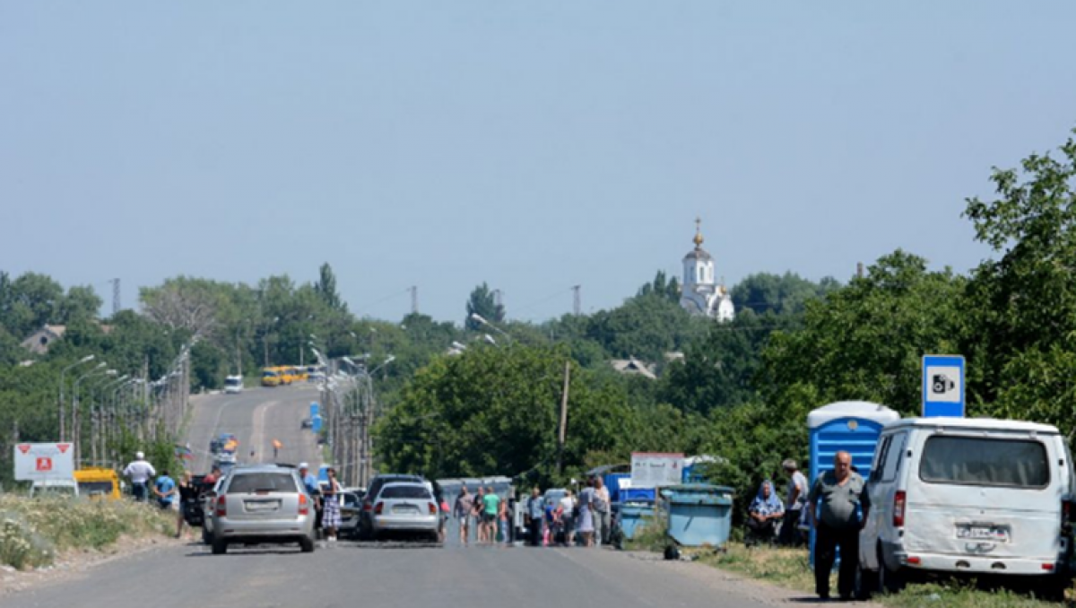 Доведенные до отчаяния на "Еленовке" люди кричат "Свобода": боевики угрожают и не пропускают