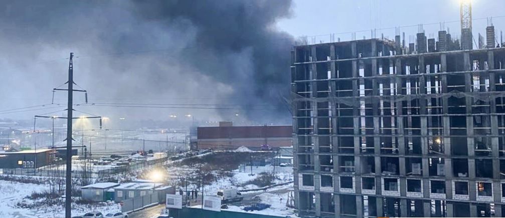 Москва опять в огне: кадры полыхающего ТЦ в Балашихе, где рухнула крыша