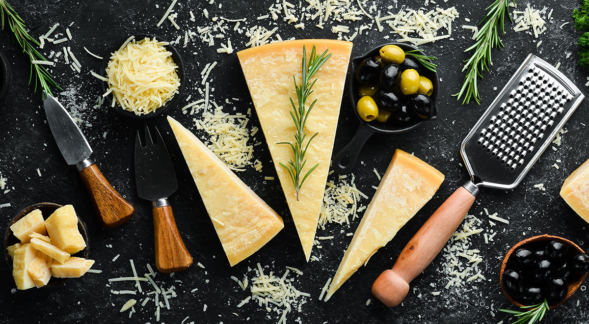 Диетологи объяснили, можно ли есть твердый сыр во время диеты