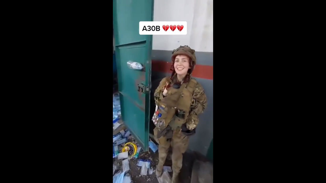 ​Защитница Мариуполя 21-летняя Катя исполнила песню Кузьмы на фоне взрывов и развалин