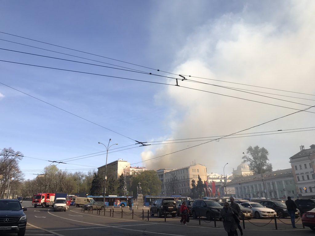 Мощный пожар на Лубянке в Москве парализовал полгорода - для тушения вызван вертолет: первое видео с места ЧП