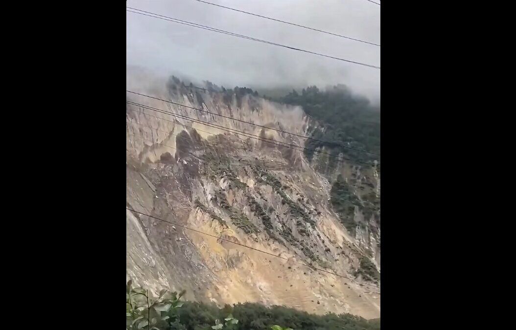 В Сети показали видео, как в Непале огромный оползень за секунды снес часть горы