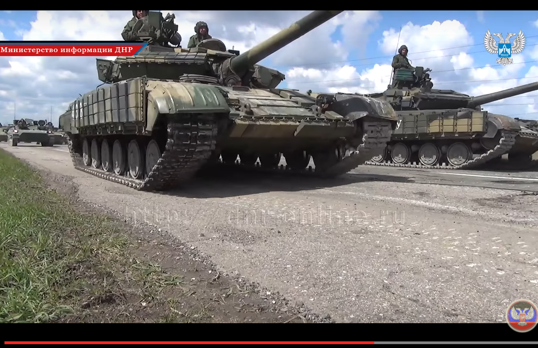  Боевики "ДНР" продолжают стягивать в Донецк колонны танков, бронетехнику и Грады (кадры)
