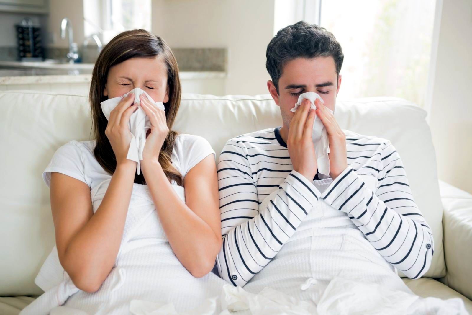 Як відрізнити перші симптоми грипу та ГРЗ від COVID-19: сімейний лікар дала пояснення