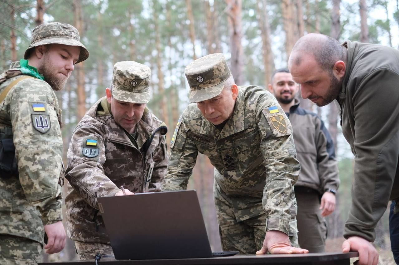 БПЛА и наземные роботы: Сырскому и Умерову показали новые разработки украинского оружия