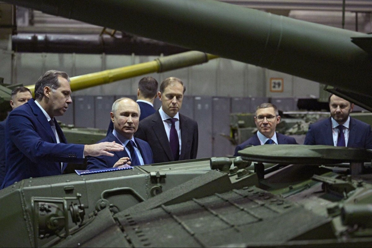 ​"Любимый завод" Путина трещит по швам: "Уралвагонзавод" готовится к массовым увольнениям