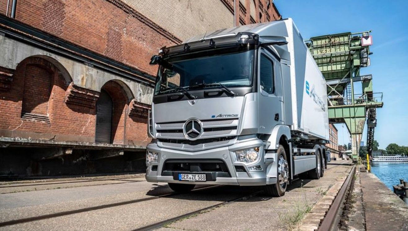 Mercedes-Benz и не только: РФ активно закупает грузовики немецких компаний для войны в Украине - СМИ