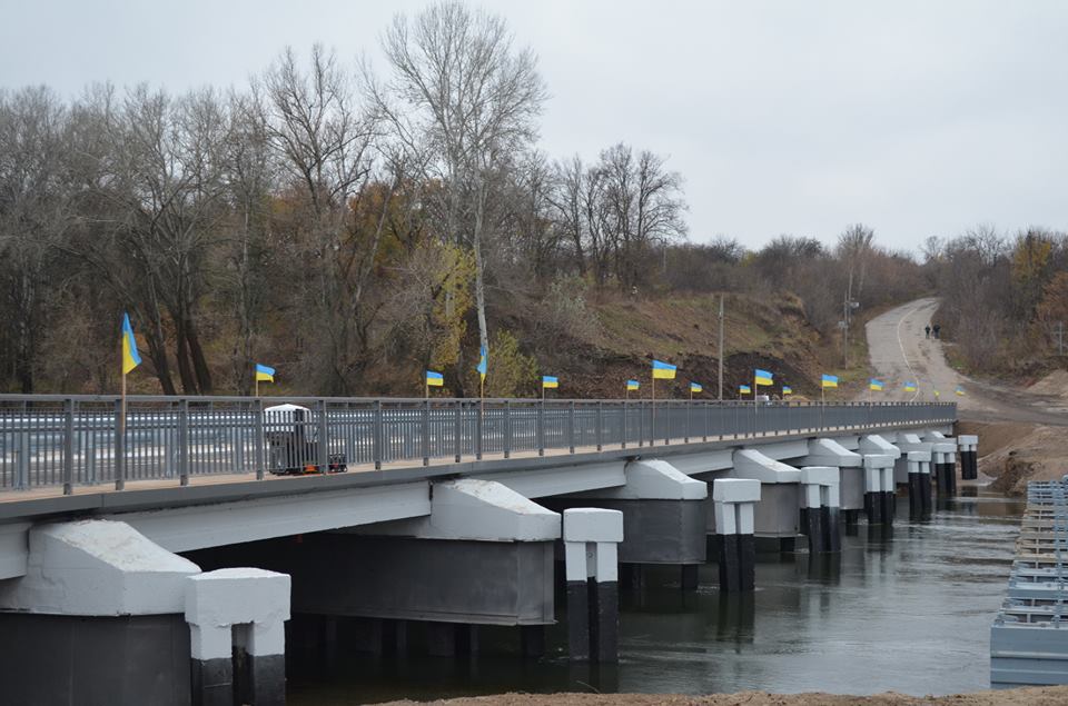 На Луганщине после реконструкции открыли мост, уничтоженный боевиками в 2014 году. Взорвали сторонники России - отремонтировала украинская армия: кадры