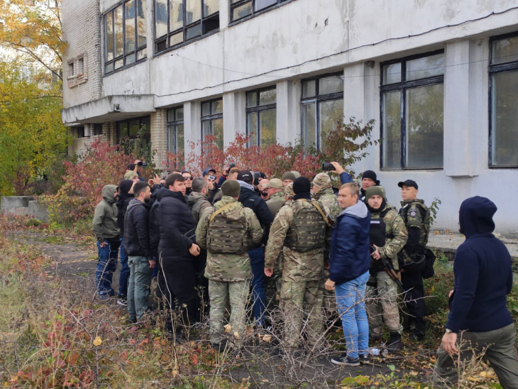 Что происходит на блокпосте в Кременной с ветеранами и активистами: видео с места события