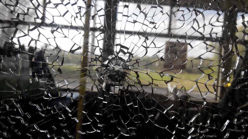 В Харькове среди бела дня неизвестные расстреляли троллейбус: полиция устанавливает подозреваемых – опубликованы фото с места происшествия